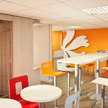 プレミア クラッセ ヴァランシエンヌ ウェスト プティ フォレ ホテル 3*