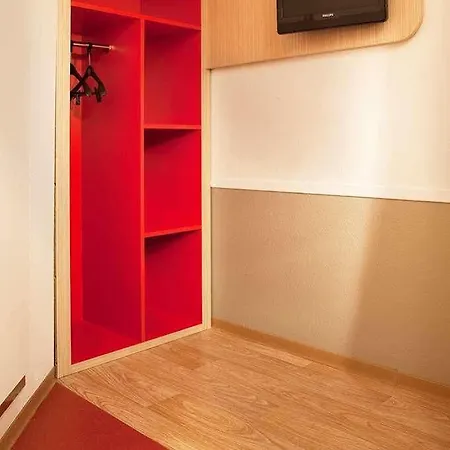 プレミア クラッセ ヴァランシエンヌ ウェスト プティ フォレ ホテル