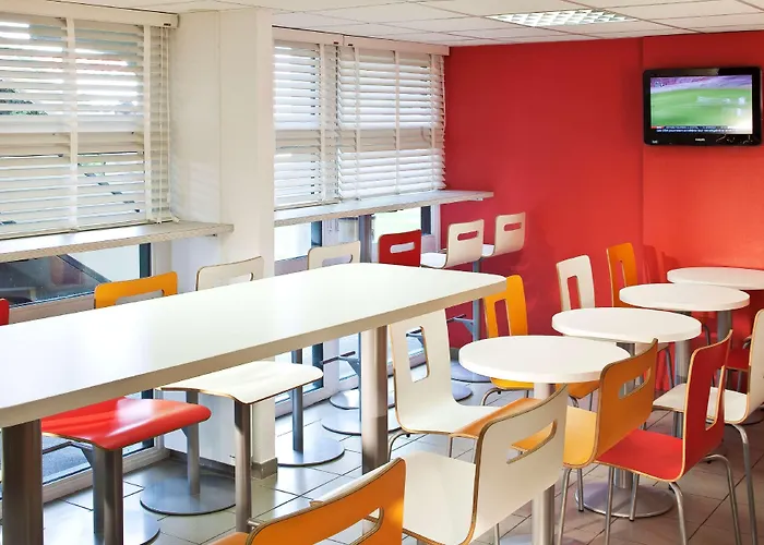 Premiere Classe Valenciennes Ouest Foret فندق 3*