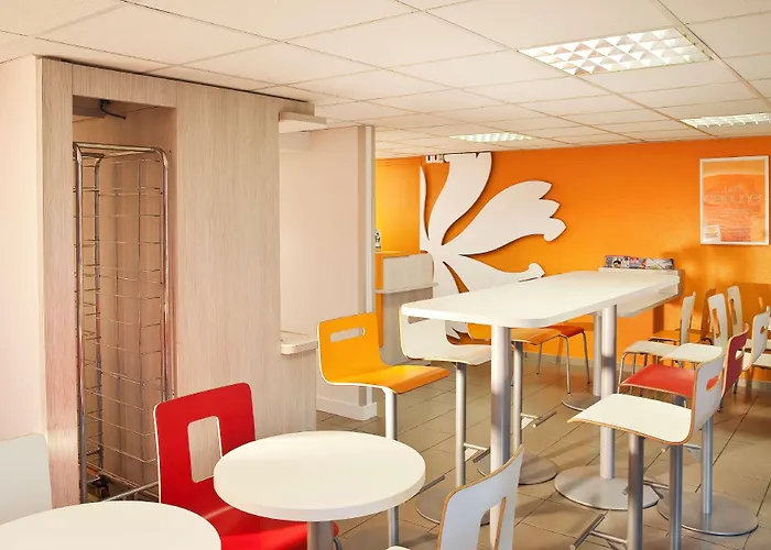 Premiere Classe Valenciennes Ouest Foret فندق 3*